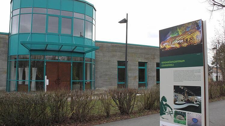 Das Innovationszentrum Lichtenfels steht für Entwicklungen in den Bereichen Gestaltung, Design und Innenarchitektur. Es ist eine Station auf dem Pfad der Flechtkultur, was die Stele vorne im Bild anzeigt. Die Gemeinde Michelau kündigte nun ihre Mitgliedschaft im Trägerverein. Foto: Popp