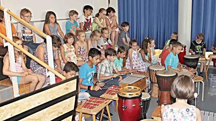 ie Orffgruppe unter Leitung von Konrektorin Jutta Helbig sorgte erfreute mit musikalischen Improvisationen. Foto: Helmut Will