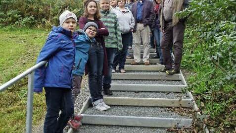 Einige Bürger von Maierhof mit Harald Will (rechts) und Bürgermeister Eugen Hain (Mitte) auf der neuen Treppe Foto: Werner Oetter