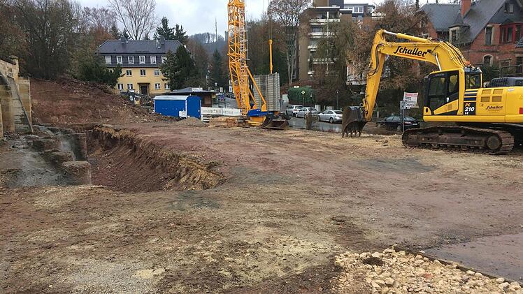 Die Bagger ruhen vorerst auf dem ehemaligen Gefängnisgelände. Links wurde bereits mit dem Aushub für die Tiefgarage begonnen. Foto: Oliver Schmidt