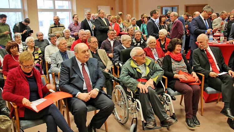 Zahlreiche Gäste kamen zum Neujahrsempfang der SPD im Landkreis Bad Kissingen. Festredner war der Fraktionsvorsitzende im bayerischen Landtag Markus Rinderspacher (rechts). Er war für den erkrankten SPD-Landesvorsitzenden Michael eingesprungen. Foto: Dieter Britz