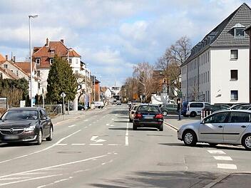 Der Kanonenweg mit der Einmündung Raststraße (rechts). Ab Montag wird hier der Verkehr nur noch in Richtung Thüringer Kreuz (in Blickrichtung) möglich sein, weil mehrere neue Leitungen gebaut werden. Die Baustelle soll bis 5. Mai abgeschlossen sein. Foto: Simone Bastian