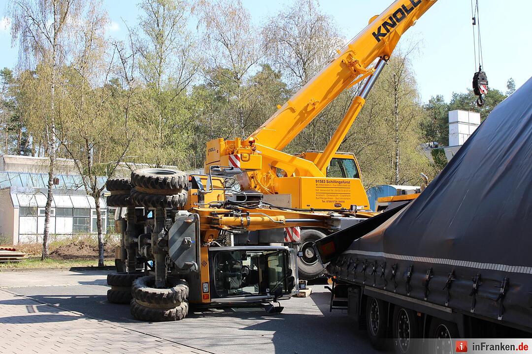 Erlangen: Bagger kippt auf Unigelände um