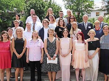 Bundestagsabgeordnete Sabine Dittmar, Landrat Thomas Bold, BBZ-Chef Harry Koch und die Leiterin der Berufsfachschule, Sonja Scholz , gratulierten den frischgebackenen Altenpflegern. Foto: Heike Beudert