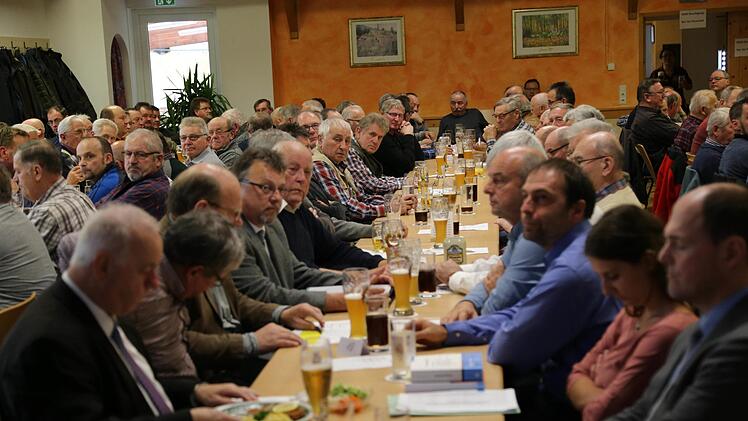 Die Versammlung im Sportheim der DJK Weingarts war gut besucht.