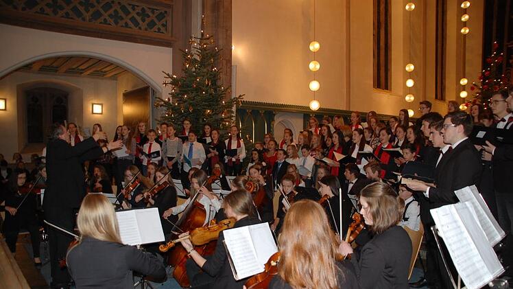 Chor und Orchester zum Abschlusslied;  Dirigent war Hubertus Baumann. Foto Uschi Prawitz