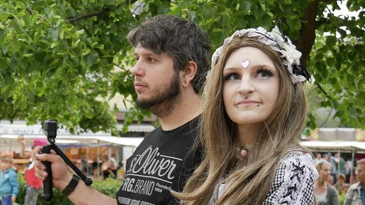 Diese junge Dame hatte sich zum Puppenfestival zauberhaft fein gemacht. Foto: Manja von Nida