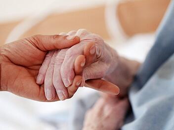 Viele Bundesb&uuml;rger machen sich Sorgen um eine gute Betreuung in Pflegeheimen. Denn oft sind Mitarbeiter am Limit oder schon dar&uuml;ber hinaus. Die Regierung will gegensteuern - was plant sie genau? Symbolbild:  Oliver Berg/dpa