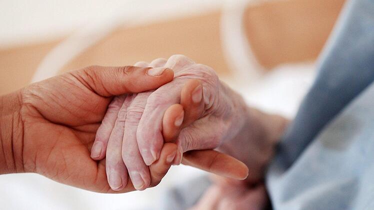 Viele Bundesb&uuml;rger machen sich Sorgen um eine gute Betreuung in Pflegeheimen. Denn oft sind Mitarbeiter am Limit oder schon dar&uuml;ber hinaus. Die Regierung will gegensteuern - was plant sie genau? Symbolbild:  Oliver Berg/dpa