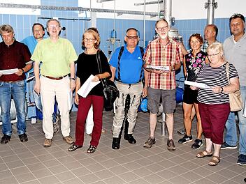 Zwar erforderte die Aufr&uuml;stung der Wasserversorgungsanlage "Am H&uuml;gel" in Burgkunstadt mehr als eine halbe Millionen Euro, dennoch bewerteten B&uuml;rgermeisterin Christine Frie&szlig; und die Mitglieder des Stadtrates Burgkunstadt dies als eine wichtige Entscheidung f&uuml;r die Zukunft; rechts Dipl.-Ing. (FH) Wolfgang Fuchs vom Ingenieurb&uuml;ro Miller Foto: Dieter Radziej