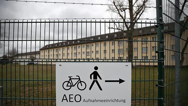Bamberg: Ein Schild weist den Weg zum Eingangsbereich f&uuml;r Fu&szlig;g&auml;nger und Radfahrer f&uuml;r das Gel&auml;nde des Ankerzentrums f&uuml;r Fl&uuml;chtlinge.Foto: Daniel Karmann/dpa