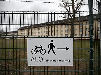 Bamberg: Ein Schild weist den Weg zum Eingangsbereich f&uuml;r Fu&szlig;g&auml;nger und Radfahrer f&uuml;r das Gel&auml;nde des Ankerzentrums f&uuml;r Fl&uuml;chtlinge.Foto: Daniel Karmann/dpa