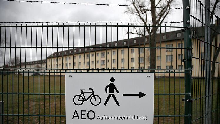 Bamberg: Ein Schild weist den Weg zum Eingangsbereich f&uuml;r Fu&szlig;g&auml;nger und Radfahrer f&uuml;r das Gel&auml;nde des Ankerzentrums f&uuml;r Fl&uuml;chtlinge.Foto: Daniel Karmann/dpa