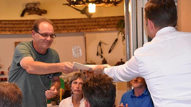 Rainer Witzgall von der "Initiative Mobilfunk" &uuml;berreichte eine Unterschriftenliste an B&uuml;rgermeister Bosch.Uschi Prawitz