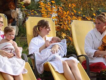 Entspannen, abkühlen, an Mamas Brust zur Ruhe kommen: Zwischen den Saunagängen ist Relaxen angesagt.