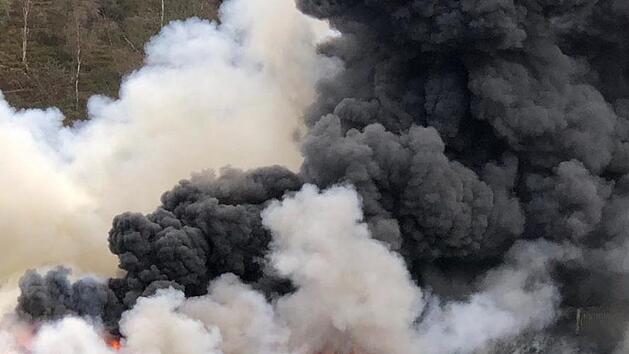 Dicke Rauchwolken in allen Schattierungen stiegen am Dienstag über Gerresheimer in den Himmel. Veronika Schadeck