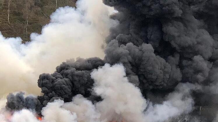 Dicke Rauchwolken in allen Schattierungen stiegen am Dienstag über Gerresheimer in den Himmel. Veronika Schadeck
