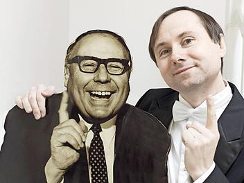 Der Schauspieler Christoph Ackermann präsentiert das Leben und die Werke des Humoristen Heinz Erhardt in ihrer ganzen Bandbreite und mit vollem Körpereinsatz.  Foto: Rainer Windhorst