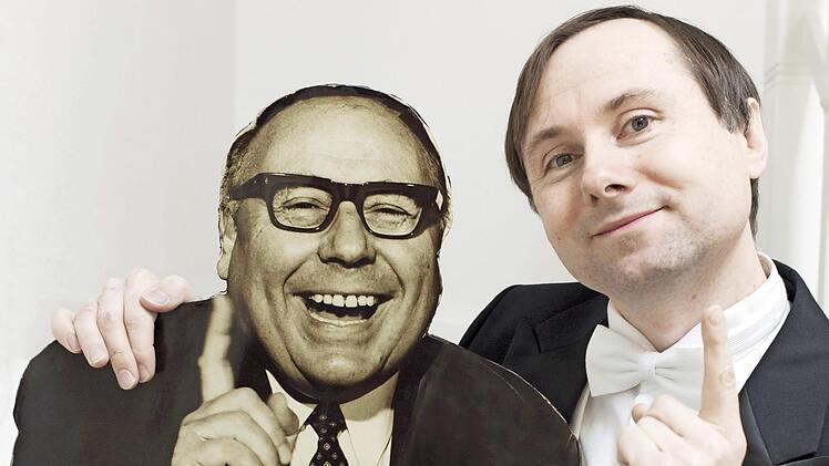 Der Schauspieler Christoph Ackermann präsentiert das Leben und die Werke des Humoristen Heinz Erhardt in ihrer ganzen Bandbreite und mit vollem Körpereinsatz.  Foto: Rainer Windhorst
