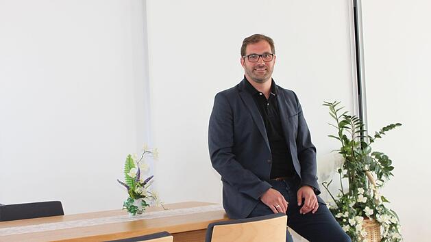 Einen Kurs f&uuml;r die Funktion als Standesbeamter hat der neue Erste B&uuml;rgermeister Dirk Rosenbauer bereits gemacht - und schon mehrere Trauungen vorgenommen. Unser Bild zeigt ihn im Trauzimmer, das 2015 im Zug des Michelauer Rathausan- und umbaus neu entstandenen ist.  Foto: Popp