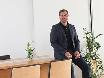 Einen Kurs für die Funktion als Standesbeamter hat der neue Erste Bürgermeister Dirk Rosenbauer bereits gemacht - und schon mehrere Trauungen vorgenommen. Unser Bild zeigt ihn im Trauzimmer, das 2015 im Zug des Michelauer Rathausan- und umbaus neu entstandenen ist.  Foto: Popp