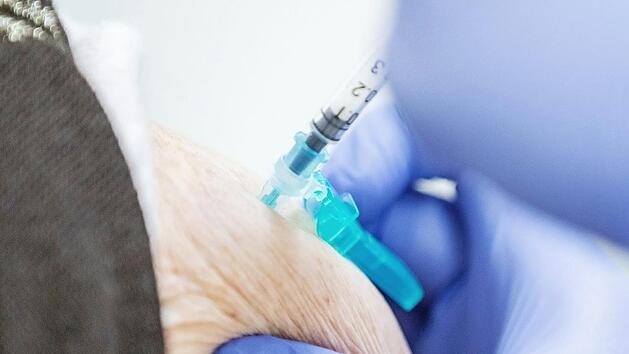 Wer über 80 Jahre alt ist, kann sich zum Impfen gegen das Coronavirus registrieren lassen. Das geht online und telefonisch. Im Landkreis Haßberge wurde ein Impfzentrum in Hofheim eingerichtet, ein zweites ist in Zeil geplant.  Foto: René Ruprecht/Archiv