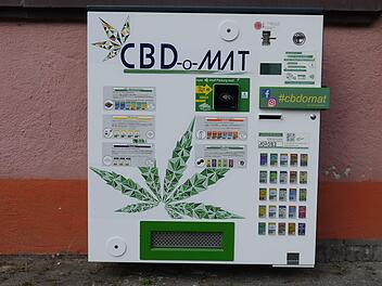 Am Deutschen Haus in Bad Brückenau gibt es seit Ende August CBD-Produkte aus dem Automaten.  Foto: Rebecca Vogt