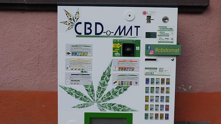 Am Deutschen Haus in Bad Brückenau gibt es seit Ende August CBD-Produkte aus dem Automaten.  Foto: Rebecca Vogt