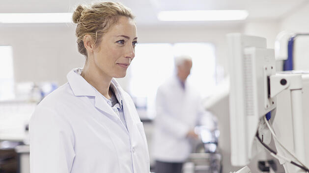 Symbolbild: Labor, Wissenschaftler, Professor, Doktor, Untersuchung