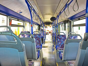Halsenbach: Busfahrer von eigenem Bus schwer verletzt