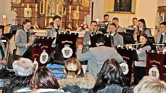 In einem kleinen kuscheligen Rahmen unterhielt die Musikkapelle die Besucher für ein Stündchen mit adventlicher Musik in der Marienkapelle.