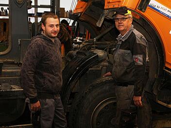 Michael Pinzel  mit Mikolaus Kraft bei der Wartung eines Lkw Foto: Franz Galster