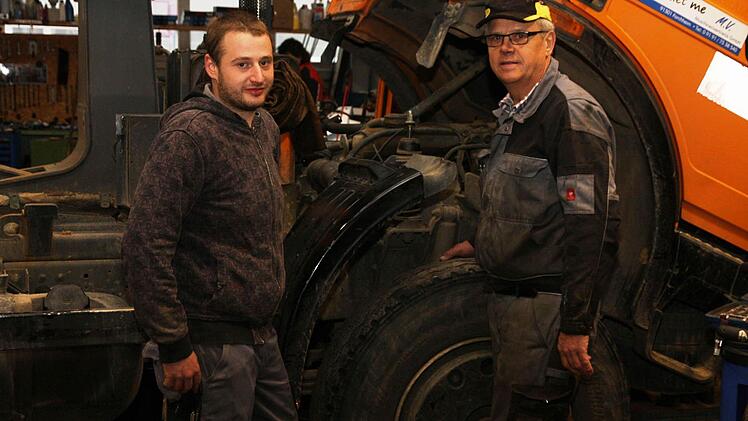 Michael Pinzel  mit Mikolaus Kraft bei der Wartung eines Lkw Foto: Franz Galster