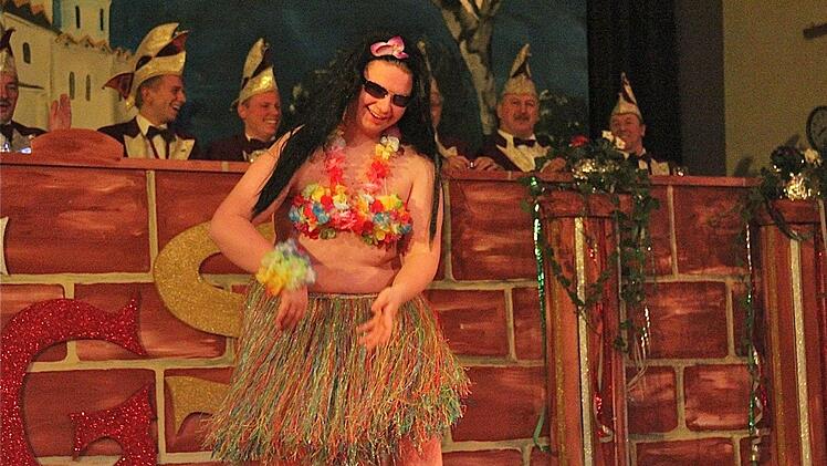 Sketch "Different Filmacts". Hier: Maurice Vogler im Hawaii-Bastrock.