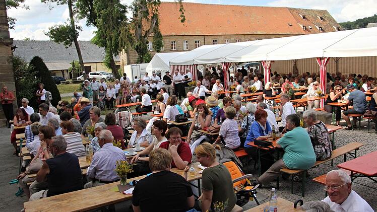 Gut gefüllt waren die Plätze im Schlosshof, als die Chöre am Sonntagnachmittag auftraten um mit Chorgesang die Herzen der Gäste zu erreichen. Foto: Helmut Will