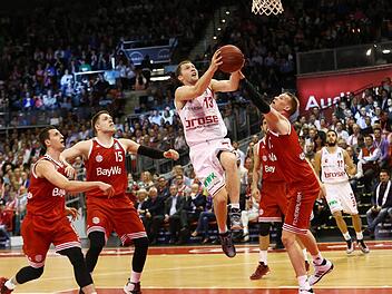 30 Punkte und fünf Dreier verbuchte der überragende Janis Strelnieks (mit Ball) im Audi Dome. Hier setzt er sich gegen Paul Zipser, Vladimir Stimac und Robin Benzing (v. l.) durch. Foto: Daniel Löb