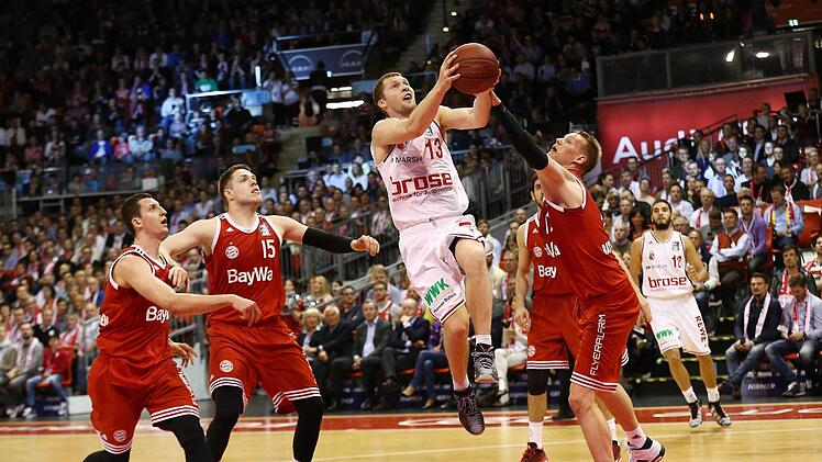 30 Punkte und fünf Dreier verbuchte der überragende Janis Strelnieks (mit Ball) im Audi Dome. Hier setzt er sich gegen Paul Zipser, Vladimir Stimac und Robin Benzing (v. l.) durch. Foto: Daniel Löb