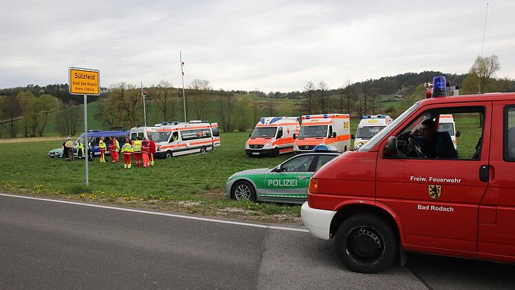 Ein großes Fahrzeug und Mannschaftsaufgebot wurde von Feuerwehr, THW und den Hilfsorganisationen am Ortstand, bereit gestellt. Foto: Michael Stelzner