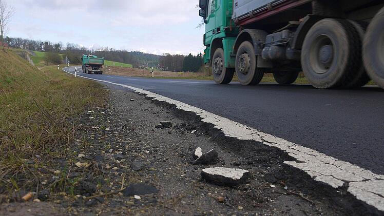 Da reicht eine neue Fahrbahndecke nicht mehr aus: Die Staatsstraße 2202 zwischen Tambach und Altenhof ist in einem derart schlechten Zustand, dass das Staatliche Bauamt um einen kompletten Neubau nicht herum kommt. Dieser beginnt am Montag. Foto: Berthold Köhler