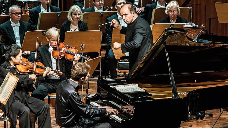 Beim 5. Sinfoniekonzert war das Philharmonische Orchester Landestheater Coburg unter Leitung von Roland Kluttig zu Gast bei den Coburger Musikfreunden im Kongresshaus - mit dem gefeierten Pianisten Benjamin Moser.