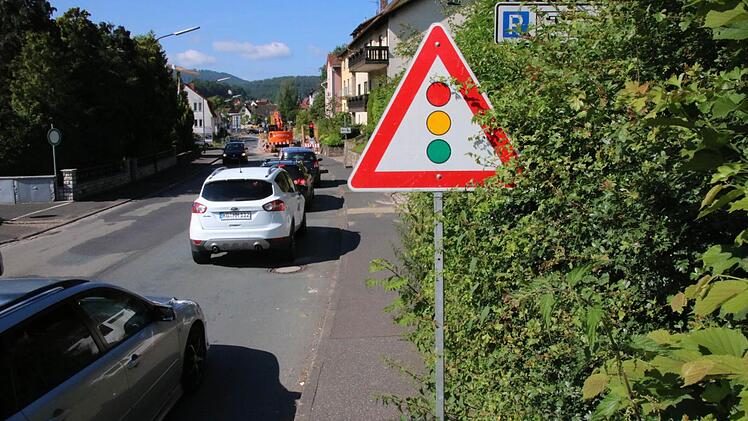 Vor der Ampel ergeben sich durch die langen Ampelphasen Schlangen.