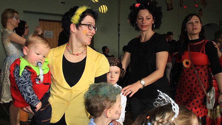 Ein bunter, lustiger Gaudiwurm schlängelte sich durch die Moll-Halle.