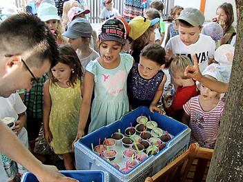 Betim Gafuri (l.) wurde herzlich empfangen. Foto: Richard Sänger