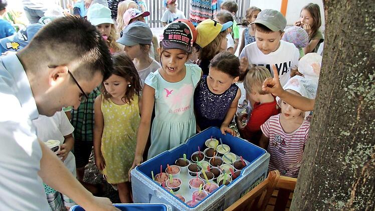 Betim Gafuri (l.) wurde herzlich empfangen. Foto: Richard Sänger
