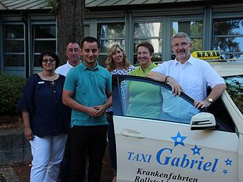 Freuen sich über das neue Angebot (von links): Jeanette Schober (Arge ÖPNV Stadt und Landkreis Coburg), Enrico Gabriel vom ausführenden Taxiunternehmen Gabriel, Kreisrat Kanat Akin, Petra Heymann (OVF), Marita Nehring (Arge ÖPNV) und Landrat Michael Busch.Jann WEckel