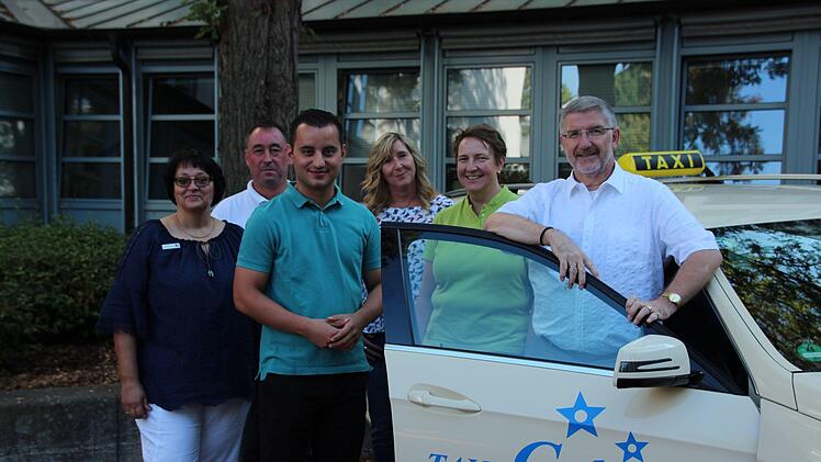 Freuen sich über das neue Angebot (von links): Jeanette Schober (Arge ÖPNV Stadt und Landkreis Coburg), Enrico Gabriel vom ausführenden Taxiunternehmen Gabriel, Kreisrat Kanat Akin, Petra Heymann (OVF), Marita Nehring (Arge ÖPNV) und Landrat Michael Busch.Jann WEckel