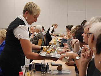 Als Kostprobe bekommen die 120 Besucher kleine H&auml;ppchen mit allerlei K&ouml;stlichkeiten serviert. Fotos: Tobias Hohner