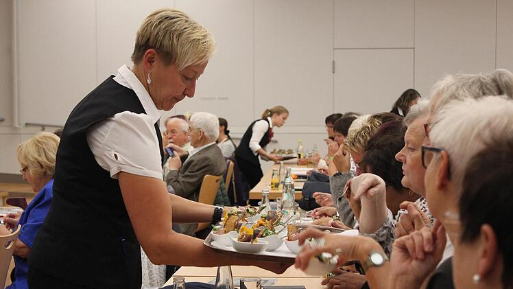 Als Kostprobe bekommen die 120 Besucher kleine H&auml;ppchen mit allerlei K&ouml;stlichkeiten serviert. Fotos: Tobias Hohner