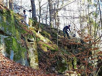 Jedes Jahr im Herbst kämpfen die Mitglieder der Naturbühne sprichwörtlich auf allen Ebenen gegen das Laub auf ihrem Areal.  Foto: Dieter Hübner