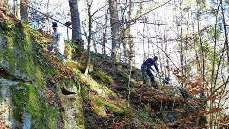 Jedes Jahr im Herbst kämpfen die Mitglieder der Naturbühne sprichwörtlich auf allen Ebenen gegen das Laub auf ihrem Areal.  Foto: Dieter Hübner